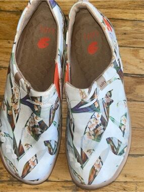 UIN Floral Slip-On Canvas Moccasins in White and Brown with Green Accents